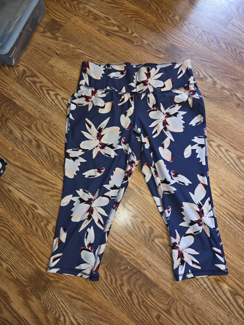 Livi By Lane Bryant Navy Floral Capri Leggings with Cream & Burgundy Accents
